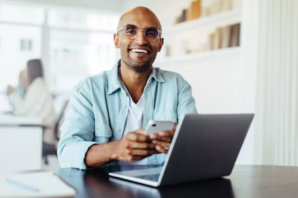 Man logging into computer using his mobilephone