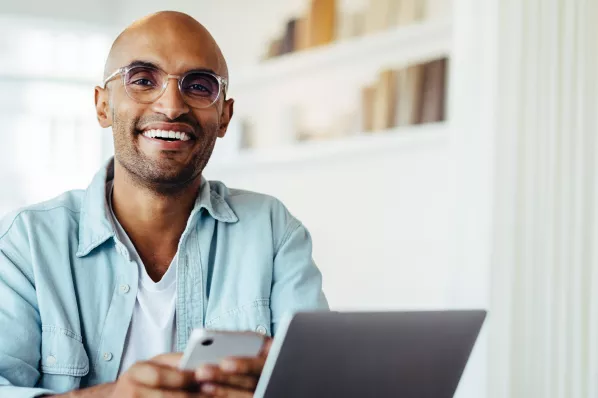 Man using his mobilephone to log into his computer